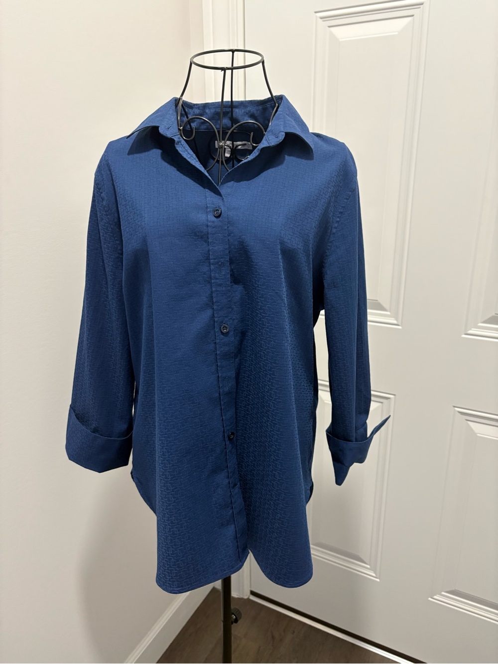 NWOT Chico’s Navy Button-Up Shirt Textured Fabric Shirttail Hem 3/4 Sleeve Sz 1